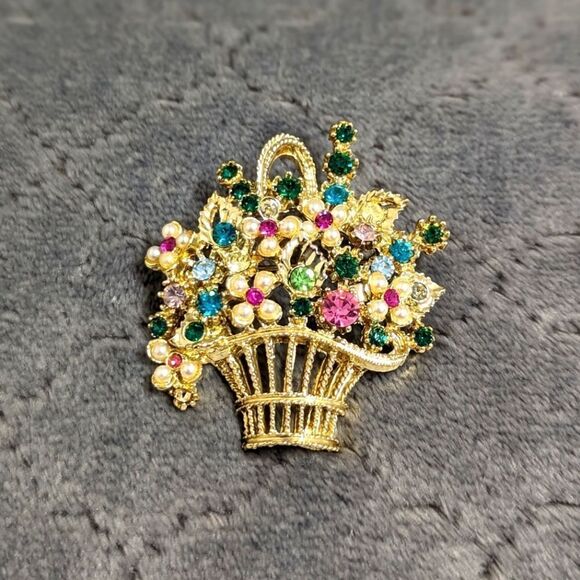 Jewelry - Vintage Goldtone & Rhinestone Floral Basket Brooche
